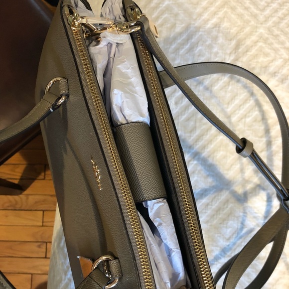 NWT Coach Purse with Shoulder Strap - Picture 2 of 3